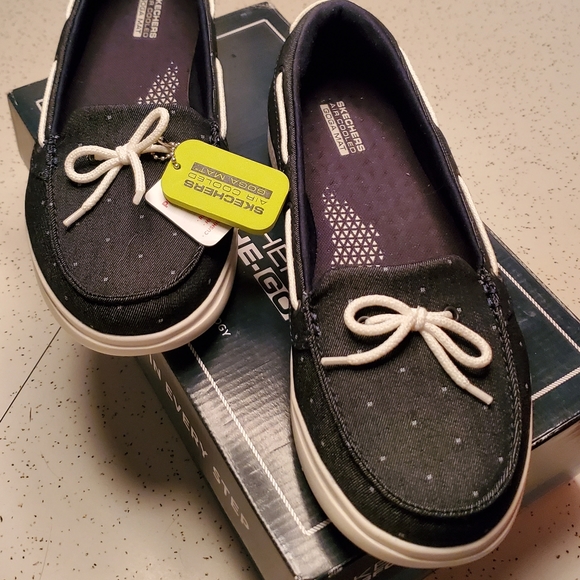 Skechers - Picture 2 of 3